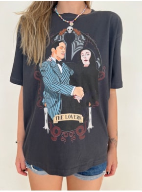 Camiseta Mortícia e Gomez - Chumbo