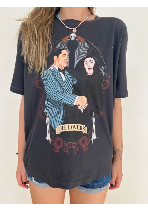 Camiseta Mortícia e Gomez - Chumbo