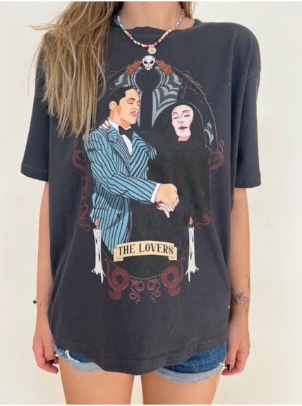 Camiseta Mortícia e Gomez - Chumbo