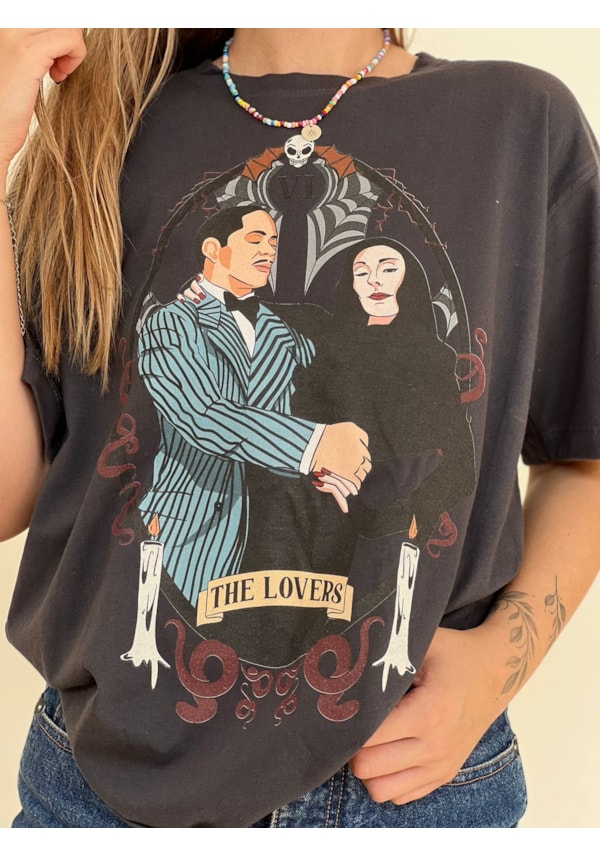 Camiseta Mortícia e Gomez - Chumbo