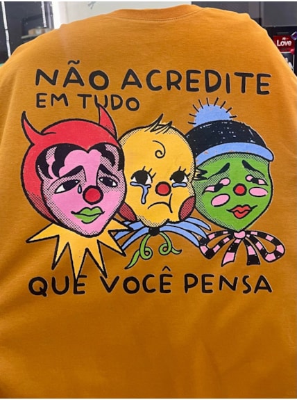 Camiseta Não acredite em tudo - Caramelo