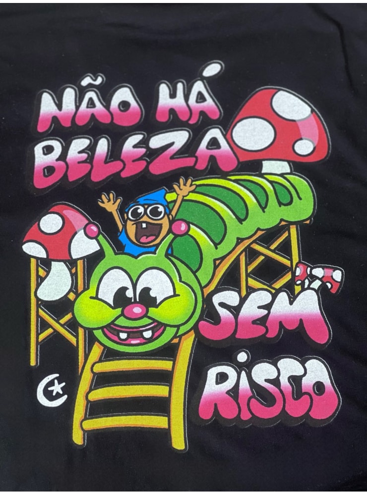 Camiseta Não há beleza sem risco - Preta - Frente e Verso — imagem 3