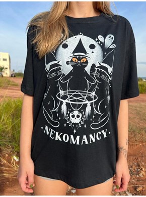 Camiseta Nekomancer / Magia de Gato - Preta