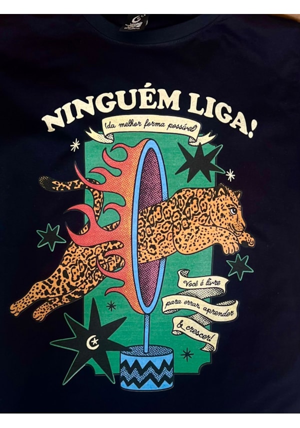Camiseta Ninguém Liga - Preta