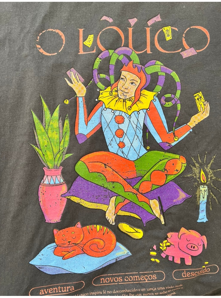 Camiseta O Louco Otimista - Chumbo — imagem 2