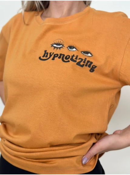 Camiseta Olhos Hipnotize - Caramelo - Frente e Verso