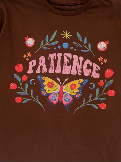 Camiseta Patience Floral - Marrom