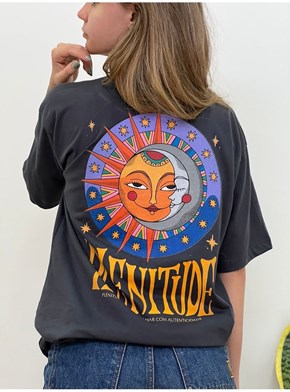 Camiseta Plenitude Sol e Lua - Chumbo - Frente e Verso