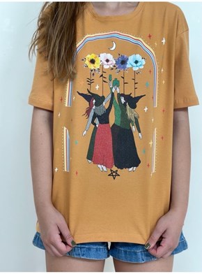Camiseta Raiz Feminina Bruxas Fest - Caramelo