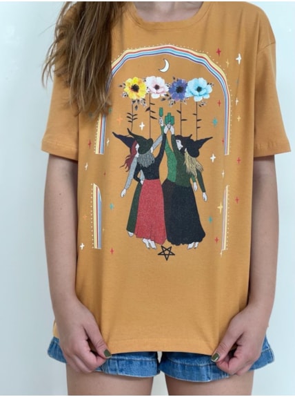 Camiseta Raiz Feminina Bruxas Fest - Caramelo