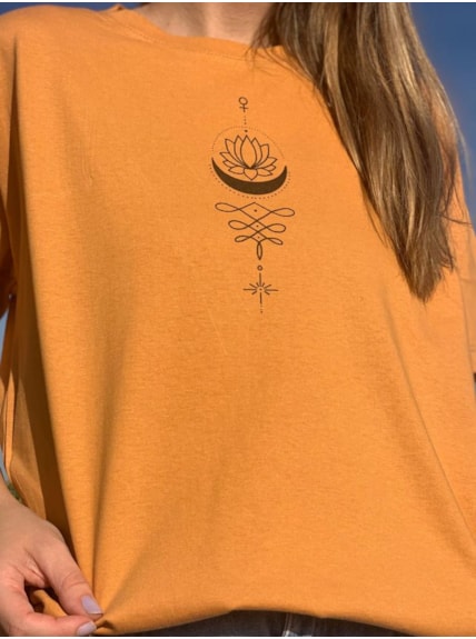 Camiseta Sagrado Feminino - Caramelo - Frente e Verso
