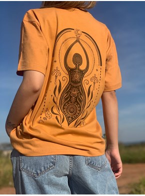 Camiseta Sagrado Feminino - Caramelo - Frente e Verso