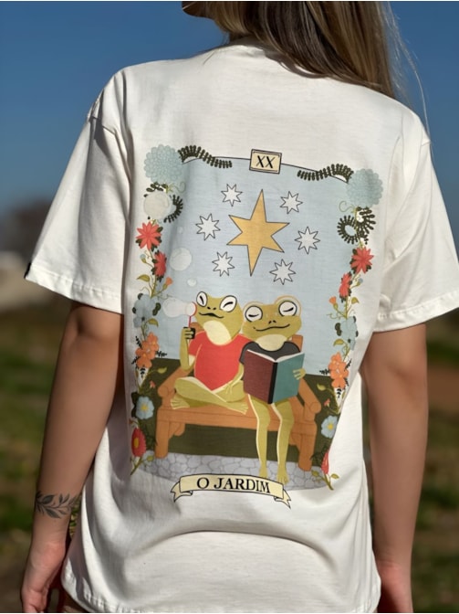 Camiseta Sapos Tarot - O Jardim - Off-White - Frente e Verso