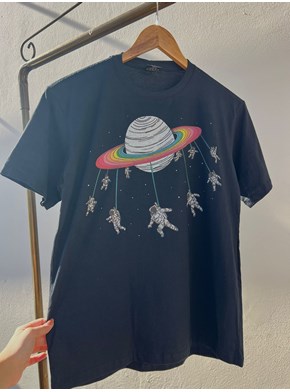 Camiseta Saturno Astronautas - Preta