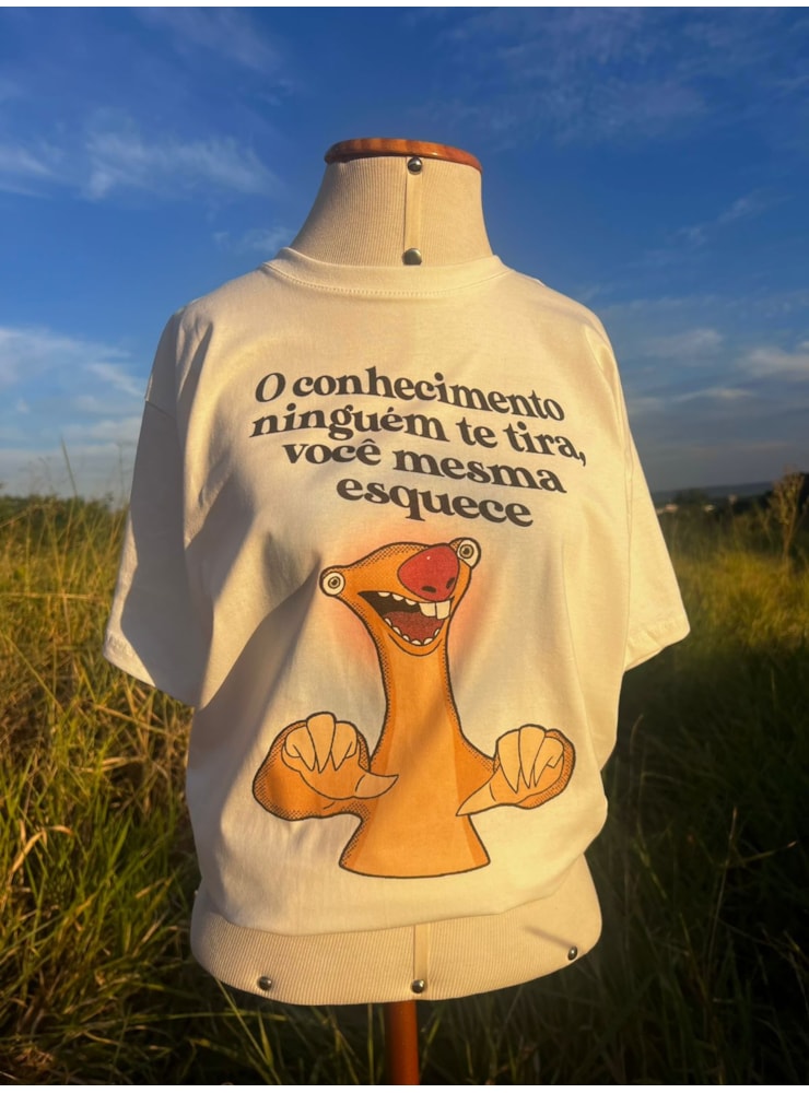 Camiseta Sid Conhecimento A Gente Esquece - Off-White — imagem 1