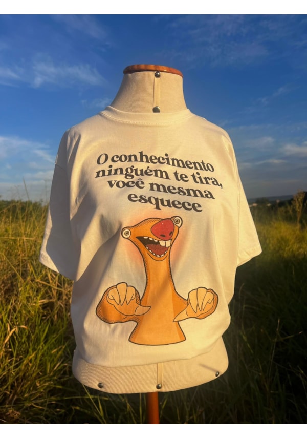 Camiseta Sid Conhecimento A Gente Esquece - Off-White