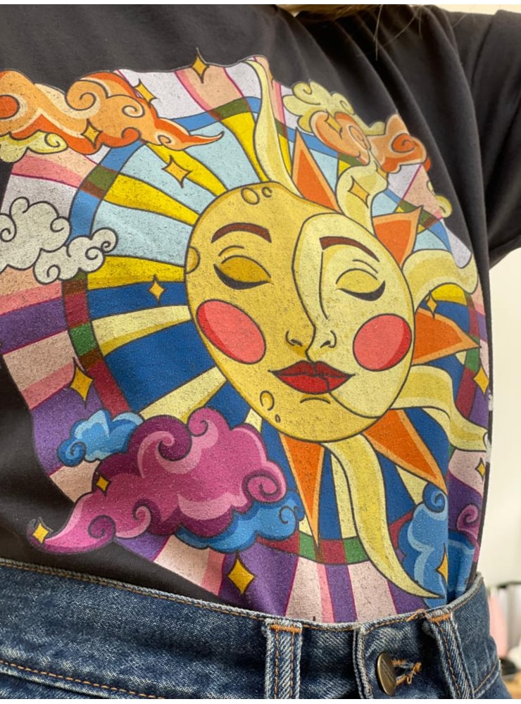 Camiseta Sol e Lua Vitral - Chumbo — imagem 2