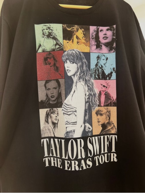 Camiseta Taylor Swift - The Eras Tour Colorido - Preta