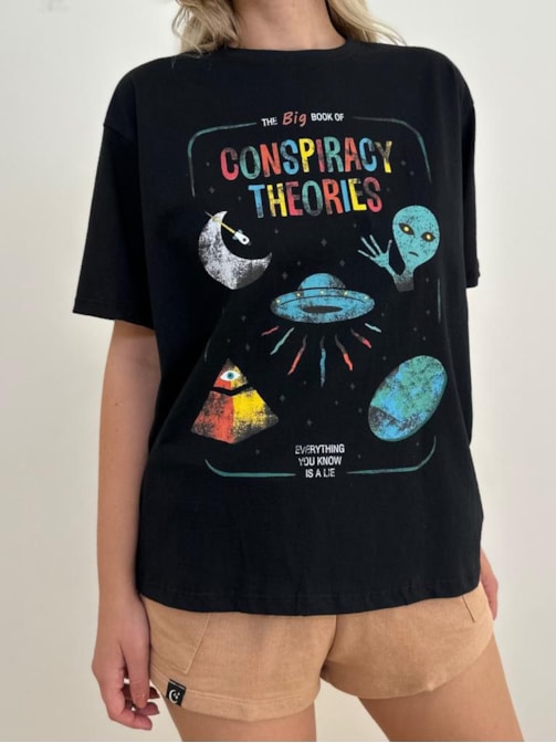 Camiseta Teoria da Conspiração - Preta