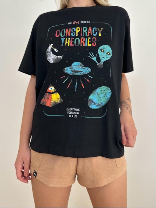 Camiseta Teoria da Conspiração - Preta