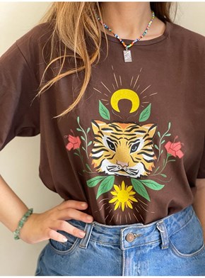 Camiseta Tigresa Astral - Marrom