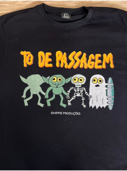 Camiseta - To de passagem - Preta
