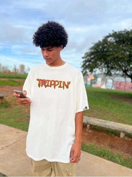 Camiseta Trippin' - Off-White - Frente e Verso