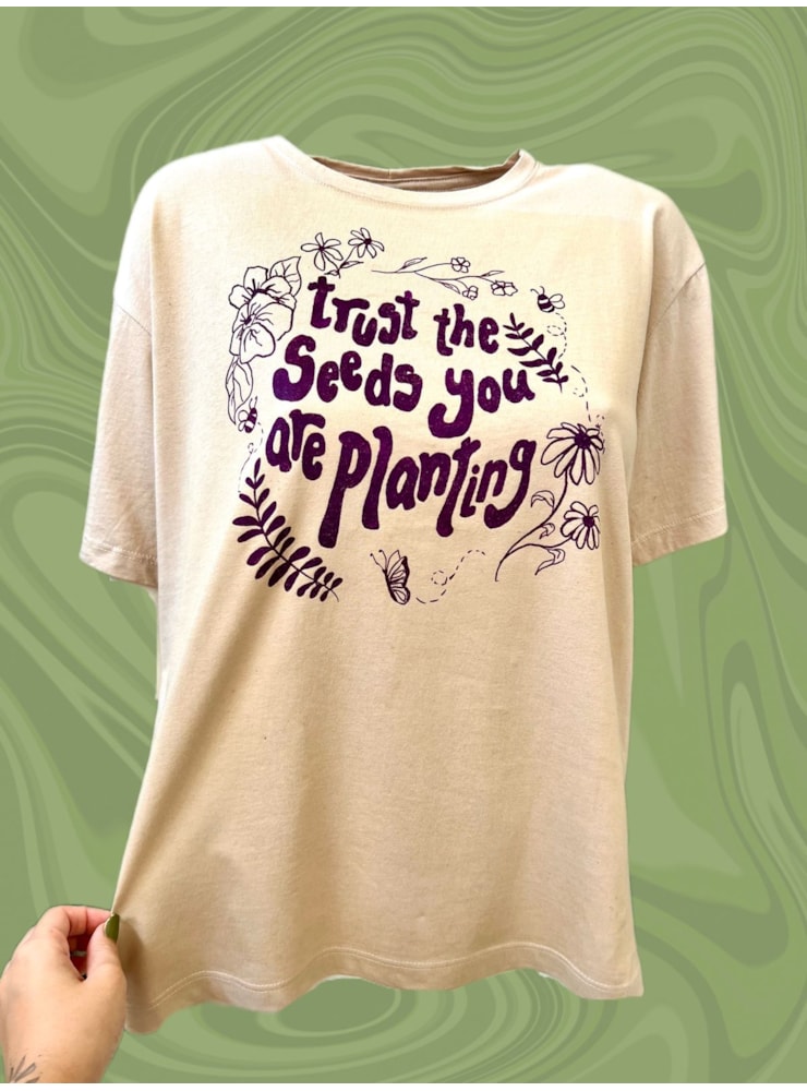 Camiseta Trust The Seeds You Are Planting - Cáqui — imagem 2