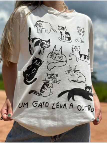 Camiseta Um Gato Leva A Outro - Off-White