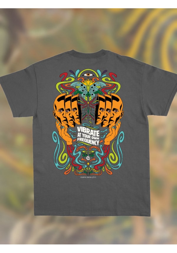Camiseta Vibrate at your own frequency - Chumbo - Frente e Verso