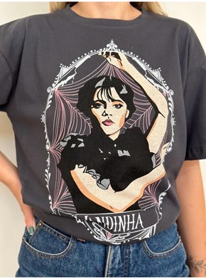 Camiseta Wandinha Família Addams - Chumbo