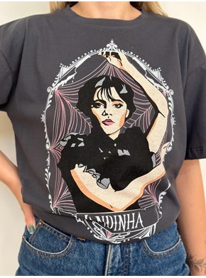 Camiseta Wandinha Família Addams - Chumbo