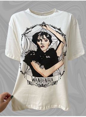Camiseta Wandinha Família Addams - Off-White