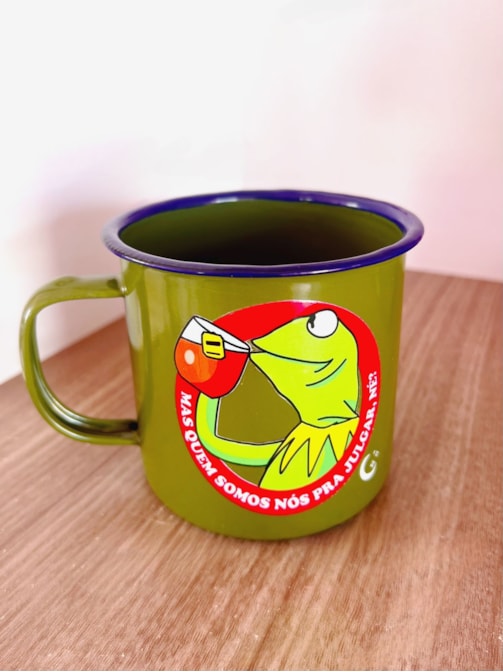 Caneca 450ml Sapo - Quem Somos Nós Pra Julgar - Verde