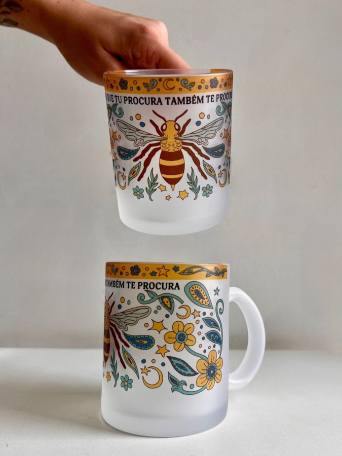 Caneca Abelha O Que Tu Procura - Vidro Jateado — imagem 1