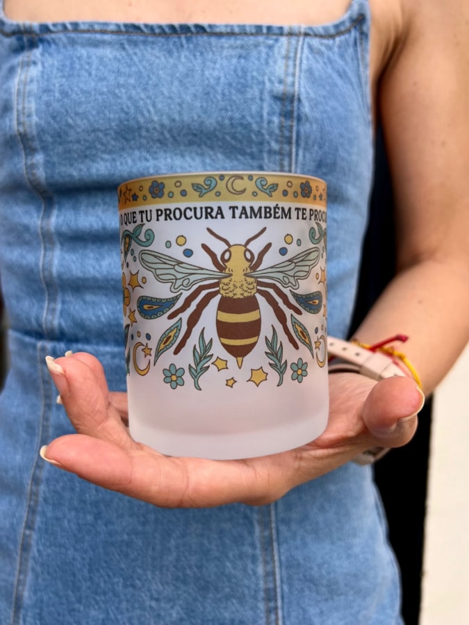 Caneca Abelha O Que Tu Procura - Vidro Jateado — imagem 2