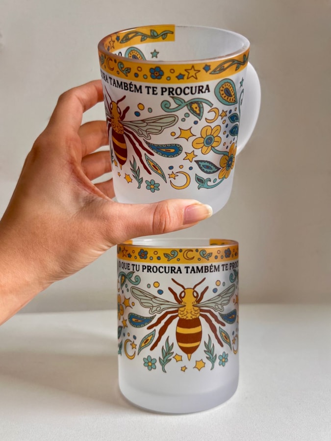 Caneca Abelha O Que Tu Procura - Vidro Jateado — imagem 3