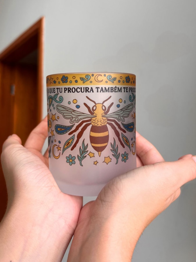 Caneca Abelha O Que Tu Procura - Vidro Jateado — imagem 4