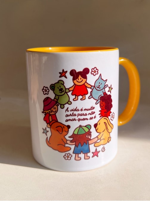 Caneca Amar quem se é - Alça Amarela