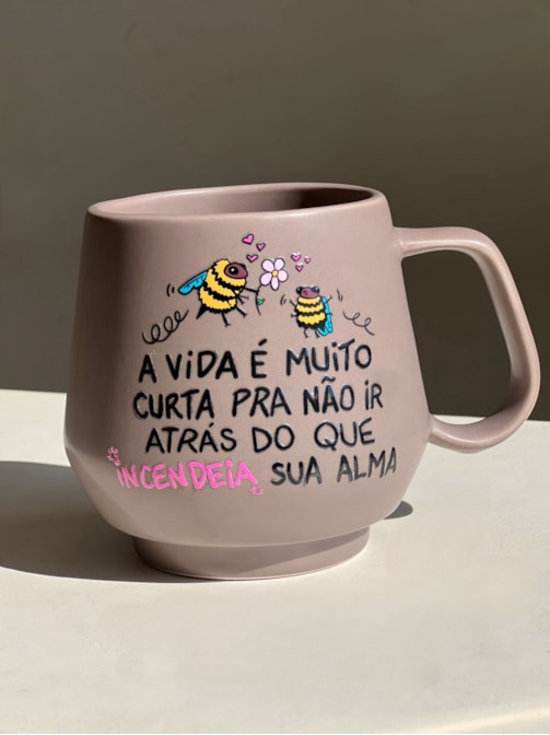 Caneca Cerâmica Granola - Abelha Incendeia