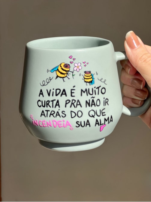 Caneca Cerâmica Hortelã - Abelha Incendeia