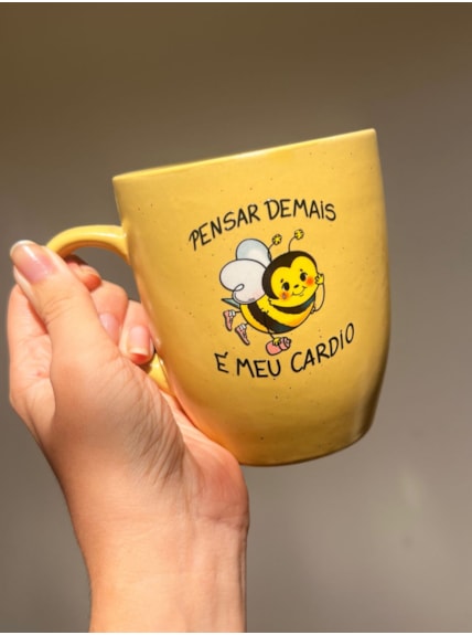 Caneca Estrelada Amarela - Abelha Pensar É Cardio - 330ml