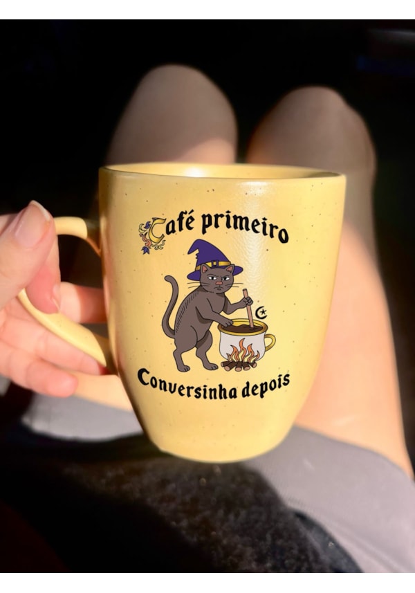Caneca Estrelada Amarela - Café Primeiro - Gato Medieval - 330ml