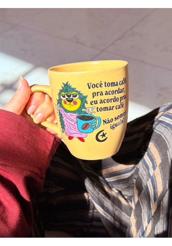 Caneca Estrelada Amarela - Preguiça Café - 330ml