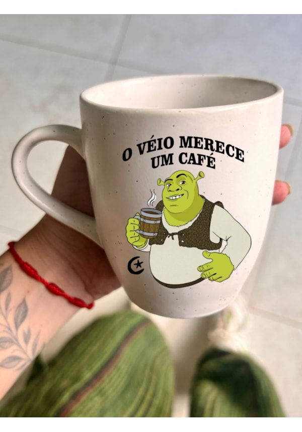 Caneca Estrelada Branca - Shrek o véio merece um café - 330ml