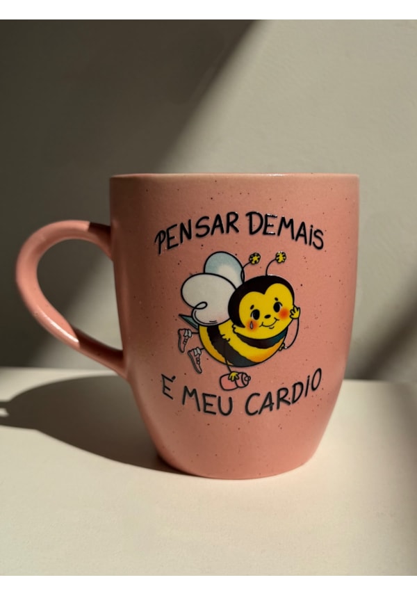 Caneca Estrelada Rosa - Abelha Pensar demais - 330ml