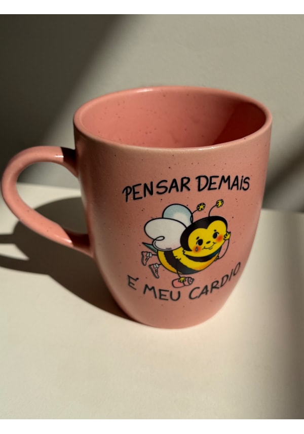 Caneca Estrelada Rosa - Abelha Pensar demais - 330ml