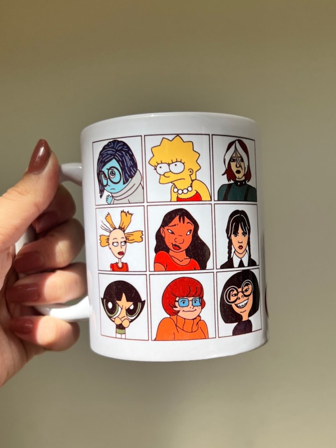 Caneca Garotas Cansadas Colorida — imagem 1