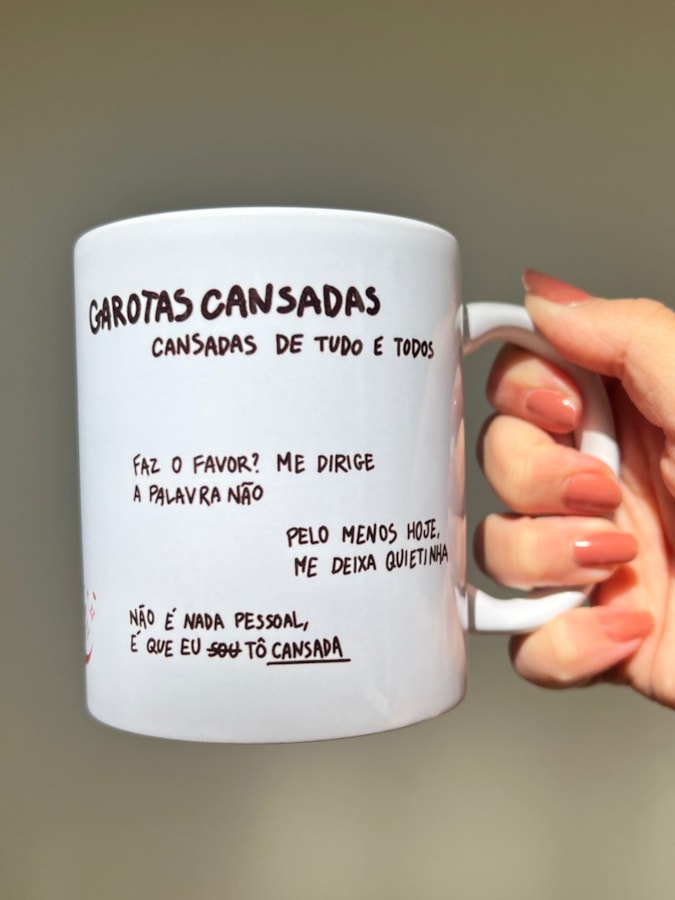 Caneca Garotas Cansadas Colorida — imagem 2