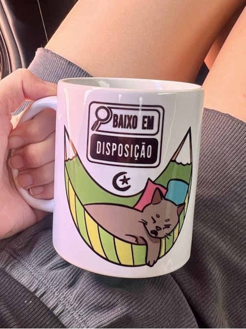 Caneca Gato Baixo em Disposição - 325ml